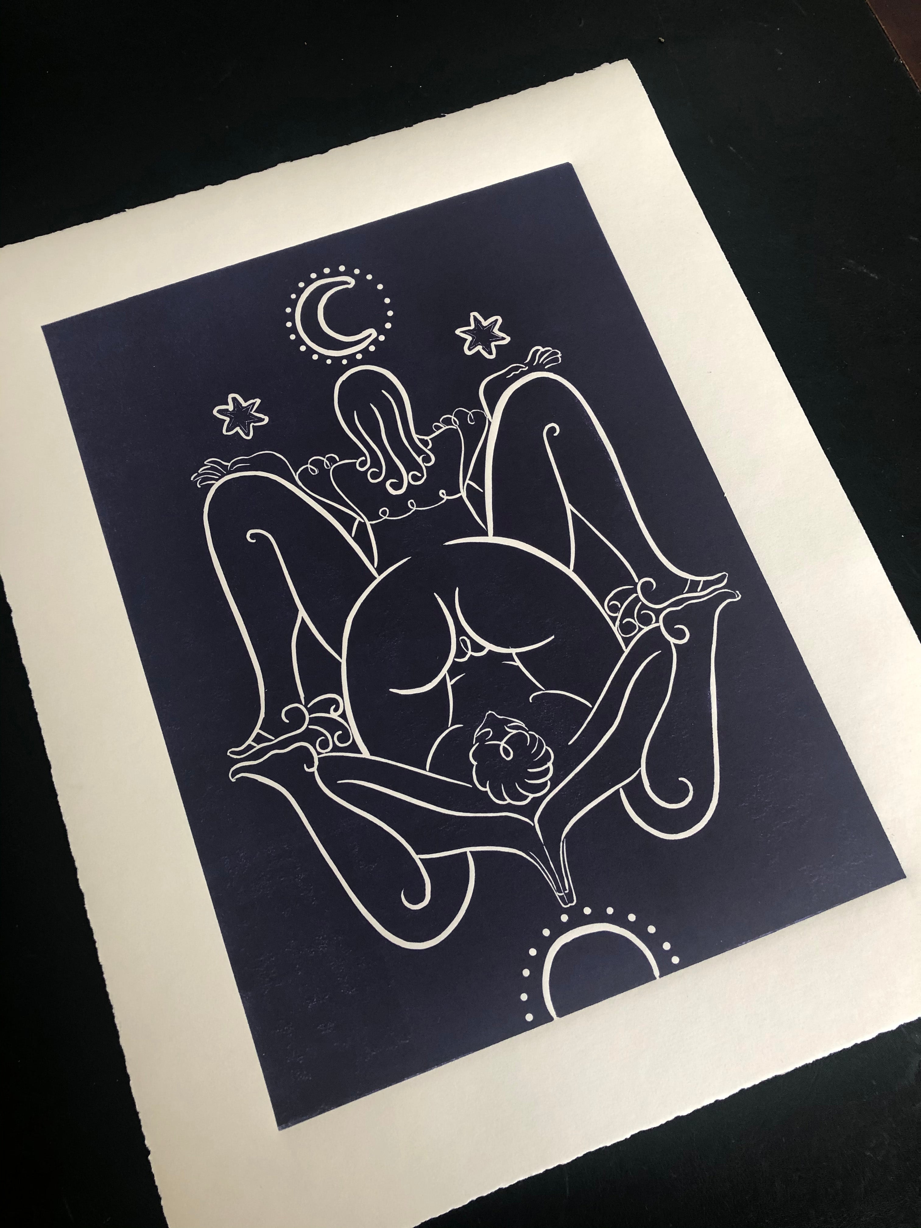 Luna saliendo sobre el sol poniente - Linograbado original