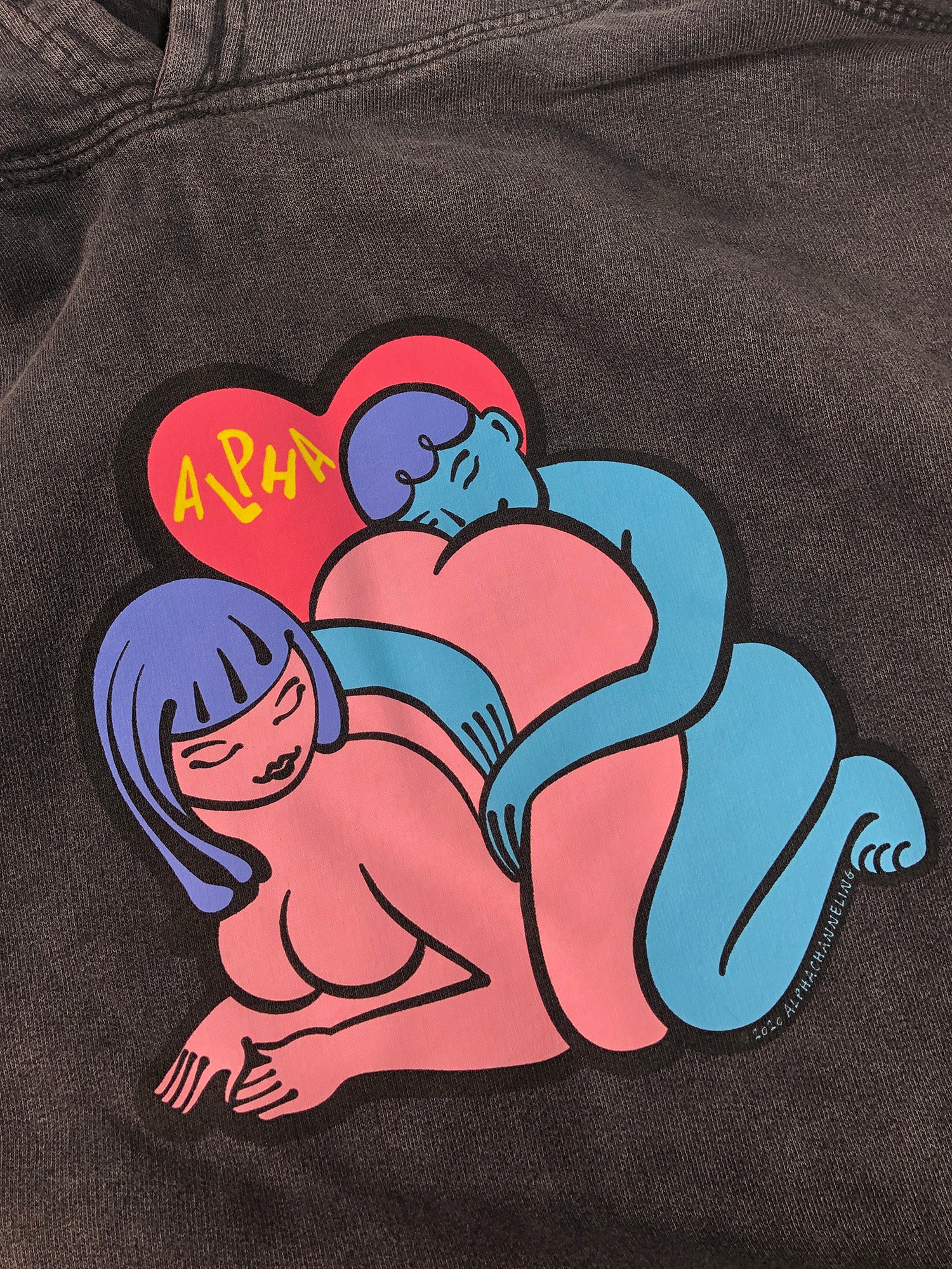 Sudadera con capucha acurrucada