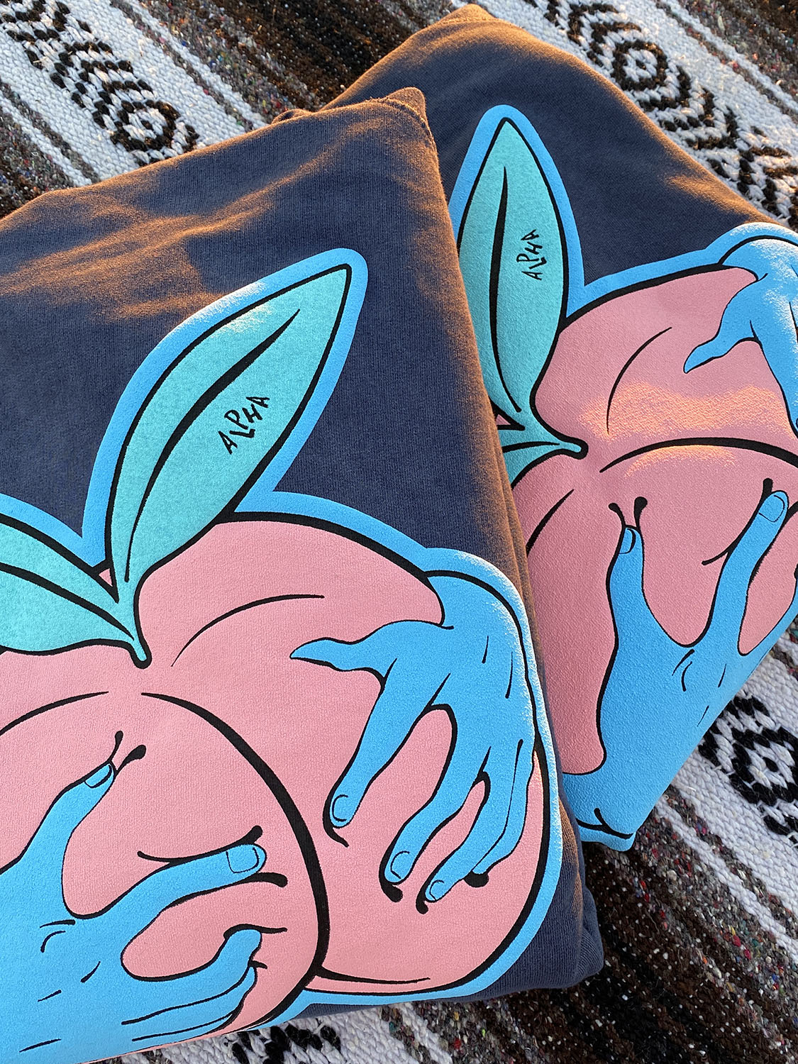 Sudadera con capucha Peach Grab con tinta Puff