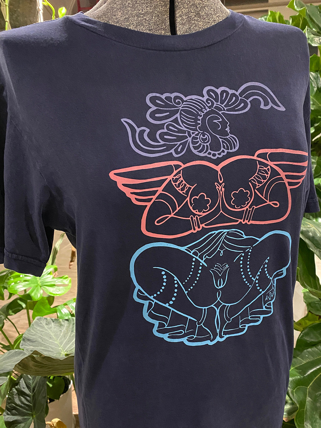 T-Shirt: RADIANT QUEEN